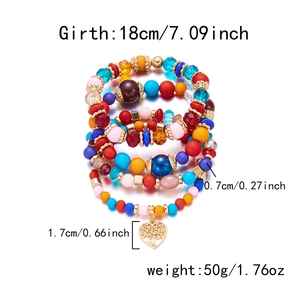 Detailansicht bunter Boho-Perlenarmbänder mit Herzanhänger und Lebensbaummotiv