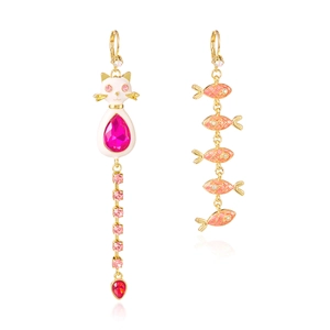 Boucles d'oreilles chat et poisson asymétriques avec zircons roses et gemmes