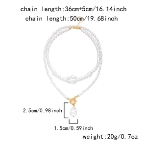 Détail du collier de perles baroques avec fermoir à bascule doré et pendentif goutte