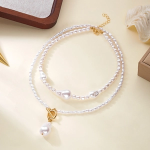 Collier élégant en perles baroques avec fermoir OT doré et design de chaîne à double rang