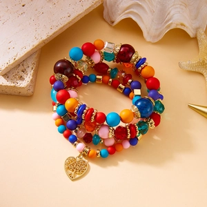 Mehrlagiges Boho-Perlenarmband-Set in bunten Farben mit goldenem Lebensbaum-Herzanhänger