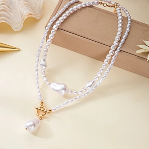 Collier de perles baroques avec fermoir OT doré et pendentif sur boîte à bijoux