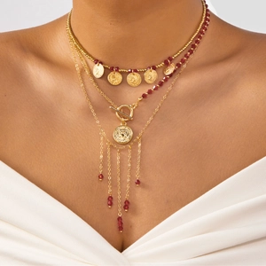 Collier multi-rangs rétro avec pièces dorées, perles rouges facettées et fermoir en T