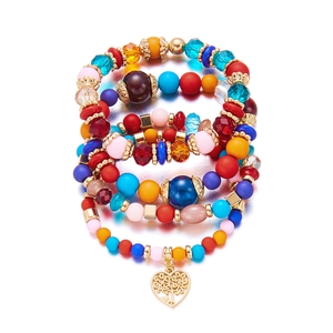 Details des mehrlagigen Boho-Perlenarmbands mit Kristall und Lebensbaum-Herzanhänger