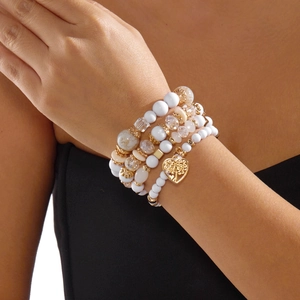 Mehrlagiges Perlenarmband-Set im Boho-Stil mit weißen Perlen und Herz-Lebensbaum-Anhänger