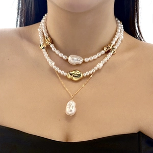 Détail du collier de perles baroques à plusieurs rangs avec chaîne dorée et fermoir OT
