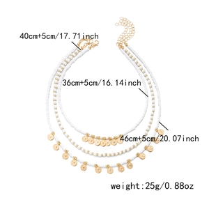 Détails du collier triple rang doré avec pièces et perles blanches et mesures précises