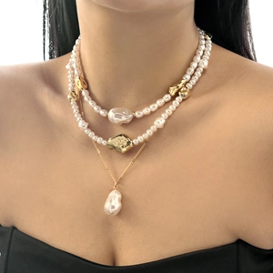 Détail de l'ensemble collier de perles baroques superposées avec perles dorées et fermoir