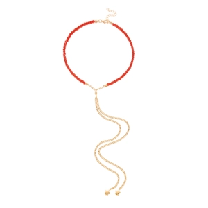 Dettaglio della collana di perline in cristallo rosso con catene dorate e stelle