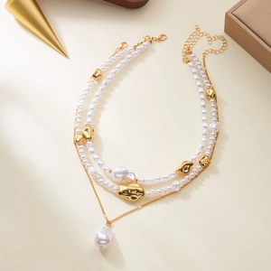 Détail du collier de perles baroques à plusieurs rangs avec chaîne dorée et fermoir OT