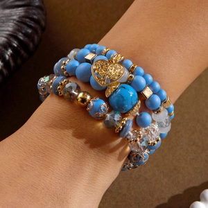 Detail von böhmischem mehrlagigem Perlenarmband-Set mit Kristallperlen und Herzanhänger