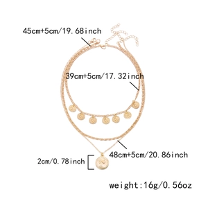 Détails du collier triple rangs doré avec pendentifs pièces de monnaie et portrait reine