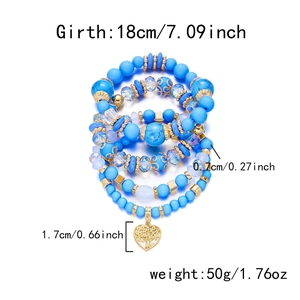 Detailansicht des mehrlagigen Boho-Armband-Sets mit Herzanhänger und Lebensbaum-Motiv