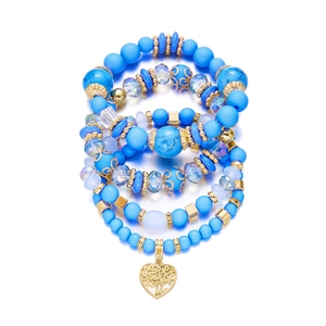 Detailansicht eines böhmischen blauen Perlenarmband-Sets mit goldenem Herzanhänger