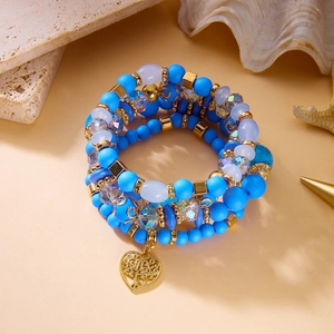 Detailansicht böhmischer blauer Perlenarmbänder mit goldenem Baum des Lebens Herzanhänger
