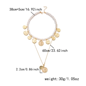 Vue détaillée du collier double épaisseur avec perles, pièces dorées et mesures de taille