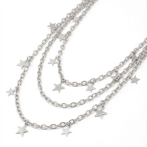 Dettaglio della collana a tre strati d'argento con pendenti a stella in metallo