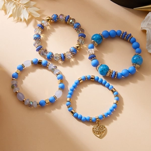 Details des blauen Perlenarmband-Sets mit goldenem Herzanhänger und Lebensbaum