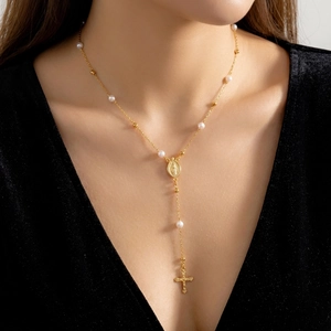 Goldene Y-Perlenkette mit Kreuz und religiösem Medaillon-Anhänger am Modell