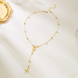 Minimalistische goldene Perlenkette mit religiöser Medaille und Kreuzanhänger
