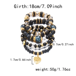 Detailansicht böhmischer Mehrschicht-Perlenarmbänder mit goldenem Herzanhänger