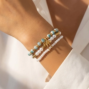 Set de 3 pulseras bohemias con cuentas de porcelana azul, perlas y lazo dorado
