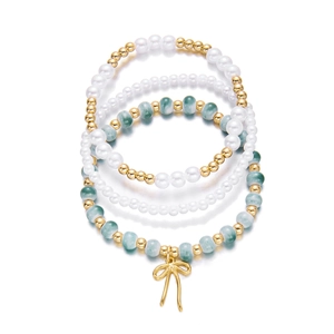 Detalle del juego de cuatro pulseras de cuentas con piedras azules y lazo dorado