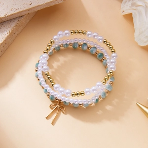 Conjunto de pulseras bohemias de tres capas con perlas, cuentas turquesas y lazo dorado