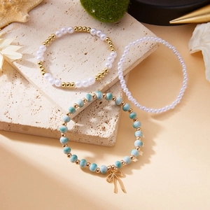 Set de tres pulseras bohemias con perlas blancas y cuentas de mármol azul en piedra