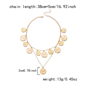 Détail du collier à pièces dorées avec spécifications de taille et dimensions