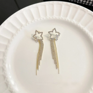 Eleganti orecchini a stella dorati con lunghe nappe e cristalli brillanti da donna