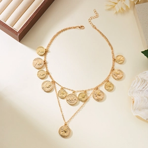 Vue macro détaillée du collier doré multicouche avec pendentifs de pièces gravées