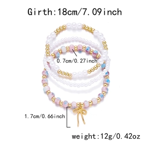 Detalle de cuatro pulseras de cuentas con colgante de lazo e información de 18 cm