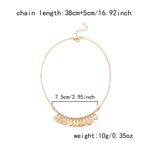 Détails montrant les dimensions et le poids du collier à pendentifs pièces dorées