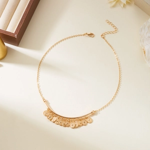 Détail du collier à pampilles pièces d'or vintage avec pendentifs et fermoir homard