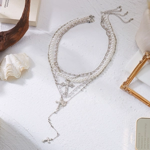 Collier multi-rangs élégant avec perles et pendentifs croix en finition argent