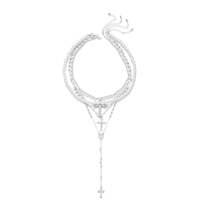 Collier multi-rangs avec perles et pendentifs croix sur un fond blanc épuré