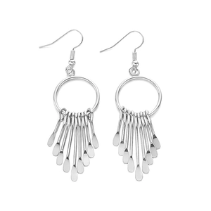 Silberne Fransenohrringe mit hochglanzpolierten Metallquasten und geometrischem Ringdesign