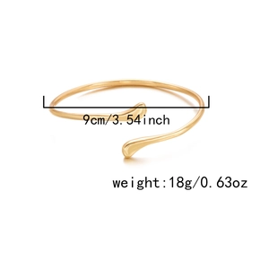 Détail du bracelet jonc doré montrant un diamètre de 9cm et un poids de 18g par légende