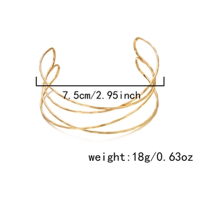 Détail du bracelet de bras doré multicouche avec dimensions de 7,5 cm de diamètre