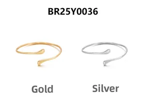 Comparaison détaillée de bracelets joncs dorés et argentés avec des extrémités en goutte