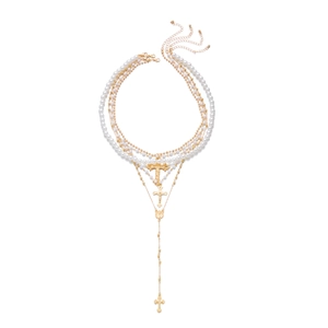 Détail du collier de perles multicouche avec pendentifs croix dorés et médaille relief