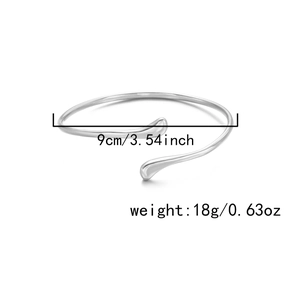 Vue détaillée du bracelet argenté minimaliste avec diamètre 9cm et poids de 18g