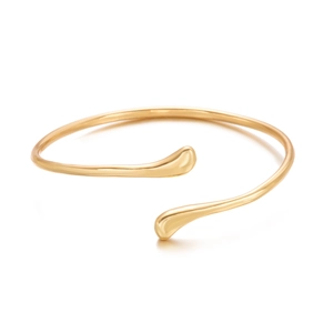 Vue détaillée macro du bracelet jonc ouvert doré avec design en goutte au fini poli