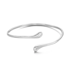 Détail macro du bracelet ouvert argenté avec extrémités goutte et finition métal poli