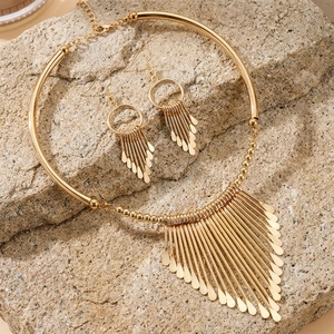 Goldenes Halsreif-Set mit metallischen Fransenquasten und passenden Ohrringen für Damen