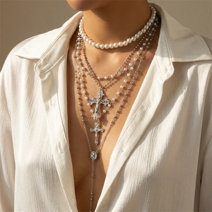 Collier multicouche en perles et billes argentées avec pendentifs croix et médaille