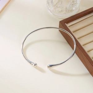 Vue détaillée du bracelet jonc argenté minimaliste avec extrémités bombées lisses