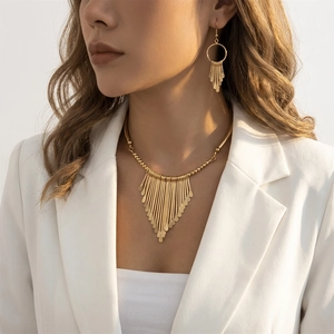 Elegantes goldfarbenes Schmuckset mit einer Fransenhalskette und passenden Quastenohrringen
