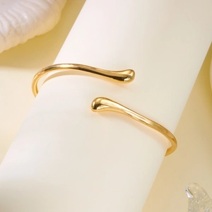 Bracelet jonc étoile de mer doré poli avec cadre ouvert minimaliste sur présentoir